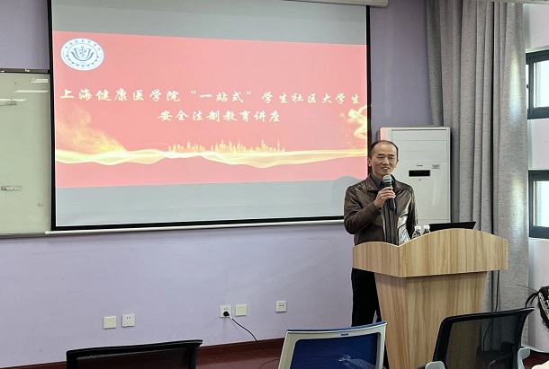 润一所合伙人林报春律师作为特邀嘉宾主讲大学生安全法制教育讲座.jpg